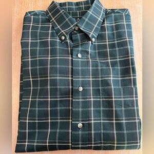 Jos A Bank men’s dark green plaid button down. Travelers collection size L